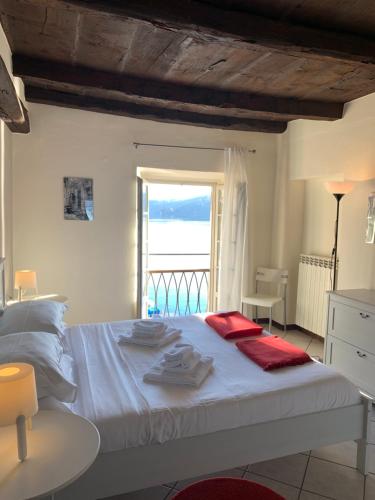 Schlafzimmer mit einem Bett und Meerblick in der Unterkunft -Ortaflats- Appartamenti Imbarcadero & Palazzotto in Orta San Giulio