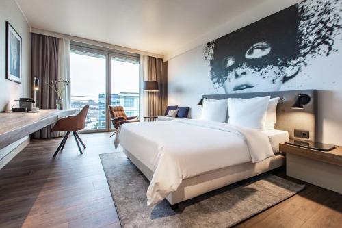 Uma cama ou camas num quarto em Radisson Blu Hotel Köln