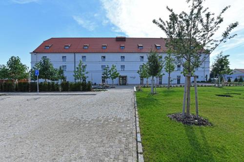 Un jardín fuera de Lotrinský hotel
