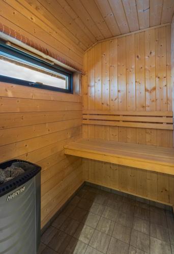 a sauna with a window and a trash can at Liapark in Ål