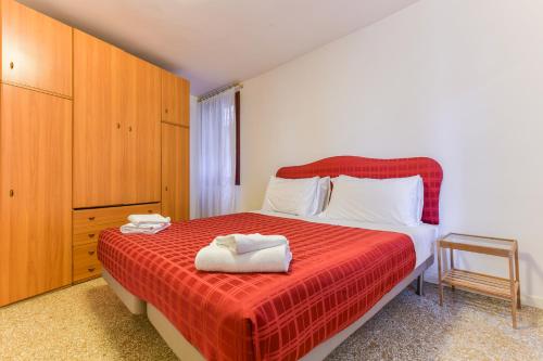 um quarto com uma cama com duas toalhas em Mimosa Apartment em Veneza