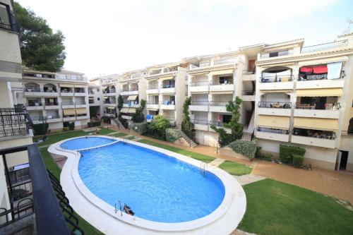 un edificio de apartamentos con una gran piscina frente a él en Primera línea Playa Cargador - Playamar 1122 - ALBERT VILLAS, en Alcossebre