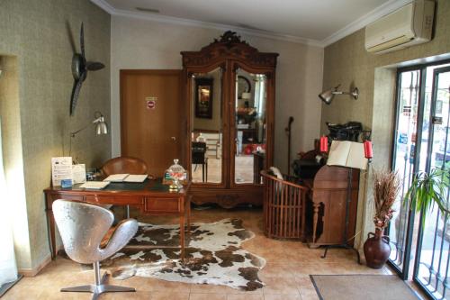 an office with a desk and a chair in a room at Hotel Iris La Eliana in La Eliana