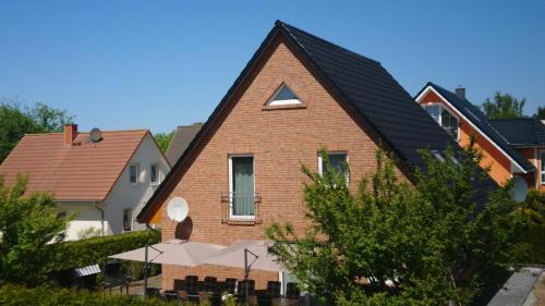 une maison en briques avec un toit triangulaire dans l'établissement Ferienhaus 2 Quint Altenkirchen, à Altenkirchen