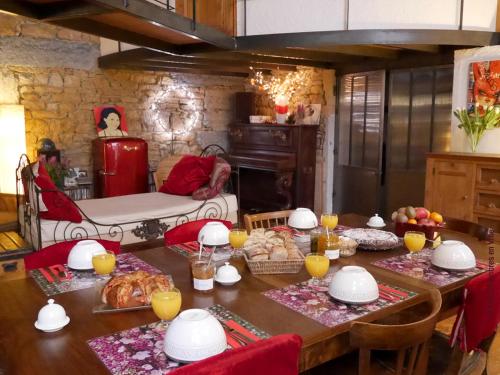 une cuisine avec une table avec de la nourriture dessus dans l'établissement Nos chambres en ville B&B, à Lyon