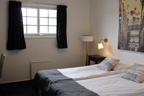 a bedroom with a bed and a window at Rasta Lilla Edet in Lilla Edet