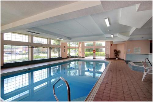 Swimming pool sa o malapit sa Travelodge by Wyndham Niagara Falls Lundys Lane