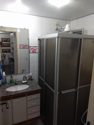a bathroom with a sink and a shower at GUARAPARI RESIDENCE antigo Bristol in Guarapari