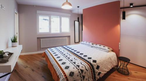 Cama ou camas em um quarto em Hexagonal Design Apartment