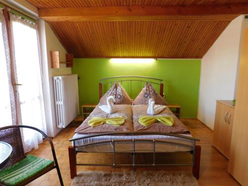 Ein Bett oder Betten in einem Zimmer der Unterkunft Pod Dubom
