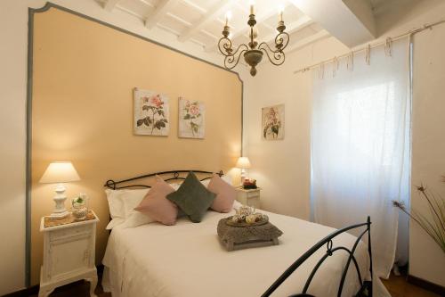 ein Schlafzimmer mit einem großen weißen Bett und einem Kronleuchter in der Unterkunft Belvedere Suite Florence in Florenz