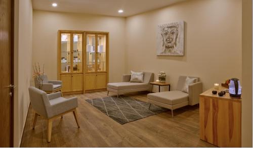 a living room with chairs and a waiting room at Galeria Plaza Irapuato in Irapuato