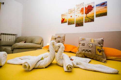 una cama con dos cisnes hechos de toallas en Hello Rose - Appartamento intero, en Roma