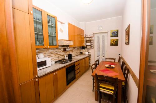 A kitchen or kitchenette at Hello Rose - Appartamento intero