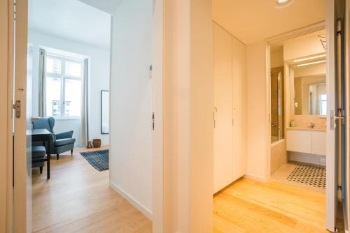 un pasillo con una puerta que conduce a una sala de estar en Spacious & Bright Apartment in Cais Sodre en Lisboa