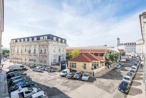 Spacious & Bright Apartment in Cais Sodre