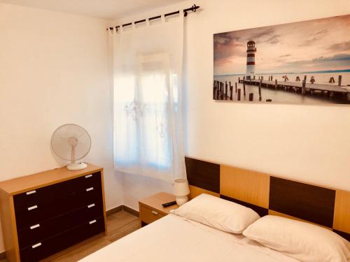 um quarto com uma cama e uma fotografia de um farol em Cabo de palos subida al faro em Cabo de Palos