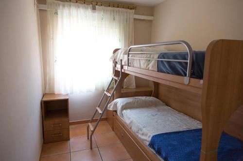 Двухъярусная кровать или двухъярусные кровати в номере Apartamento Solárium