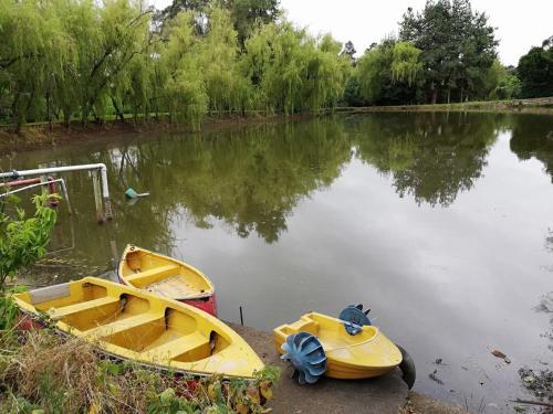Výhled na řeku, která protéká v blízkosti chaty