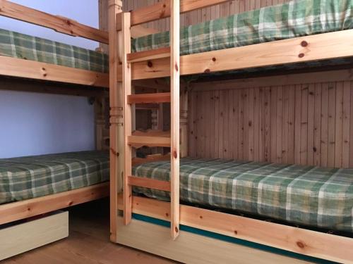 2 stapelbedden in een hut bij Casa Grangeon in La Thuile