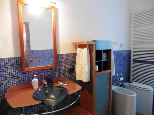 y baño con lavabo, espejo y bañera. en Appartamento il Veggio, en Poggio a Caiano