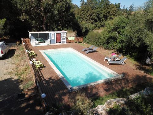 - une vue sur la piscine et une petite maison dans l'établissement Campo d'elge, à Patrimonio