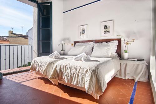 1 dormitorio con 1 cama grande y 2 toallas. en Aljarafe Paradise by Valcambre, en Castilleja de la Cuesta