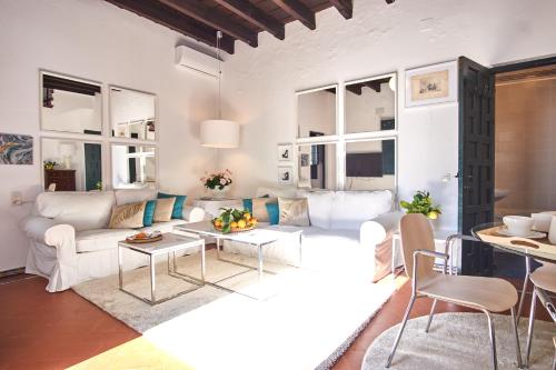 uma sala de estar com um sofá e uma mesa em Aljarafe Paradise by Valcambre em Castilleja de la Cuesta