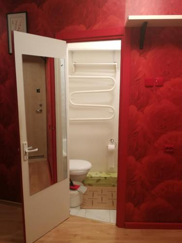 La salle de bains est pourvue d'un réfrigérateur blanc et de toilettes. dans l'établissement Flat, 1 room, study, à Panevėžys