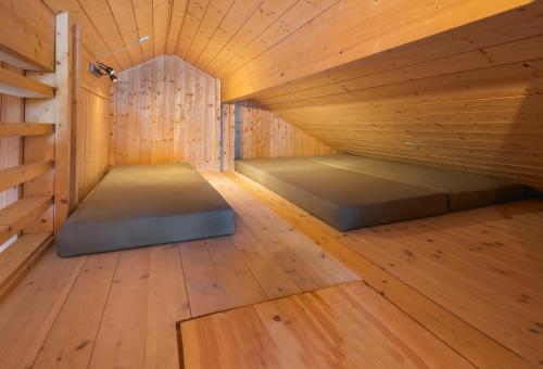 a sauna with a mattress in a wooden room at Liapark in Ål