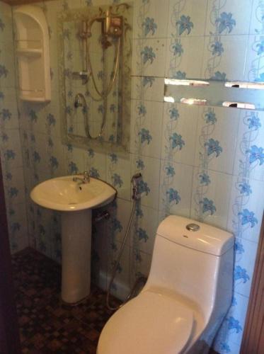 a bathroom with a toilet and a sink at New Hut Bungalow in Lamai