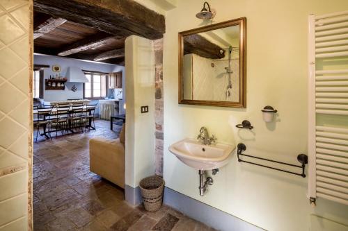 a bathroom with a sink and a mirror on the wall at Locanda Rovicciano in Castel Ritaldi