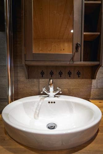 a white sink in a bathroom with a mirror at Liapark in Ål