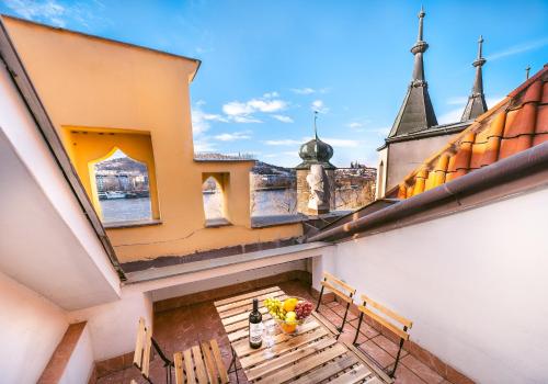 een balkon met een tafel en stoelen in een gebouw bij 5BR 2BATH Masarykovo nábřeží apartment in Praag