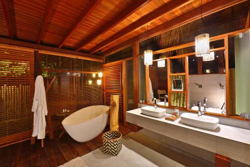 Bilik mandi di Camurim Grande Pousada & SPA - Jantar Incluído
