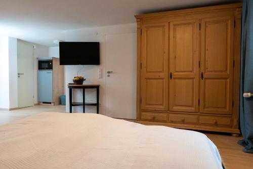 - une chambre avec un lit et une grande armoire en bois dans l'établissement 29 Am Knauersbach, à Nuremberg