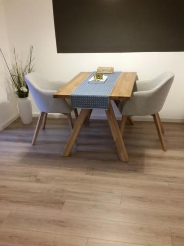 une table à manger, 2 chaises et une table dans l'établissement Schönes 2-Zi. App. 55 qm - voll möbliert - citynah, à Elmshorn