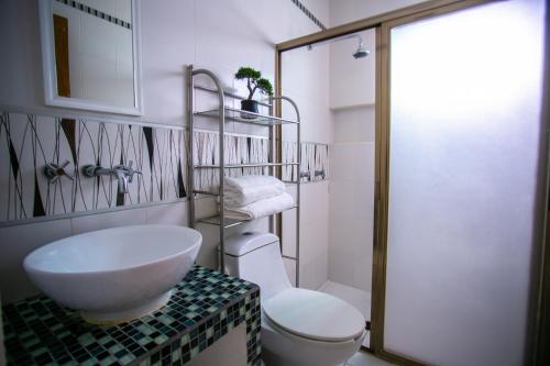 uma casa de banho com um lavatório, um WC e um chuveiro em Casa moderna en segura Residencial Hacienda Chetumal em Chetumal