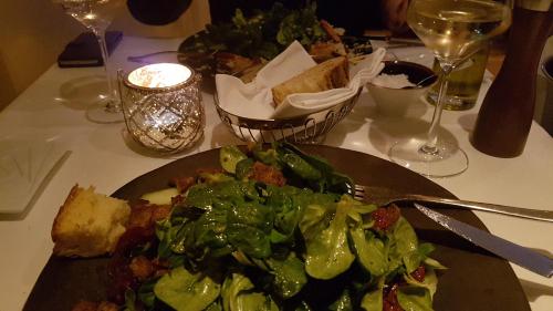 ホテルの敷地内または近くでの食事または食べ物