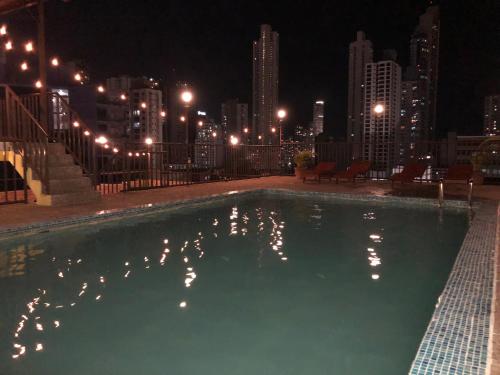 Der Swimmingpool an oder in der Nähe von Hotel Costa Inn