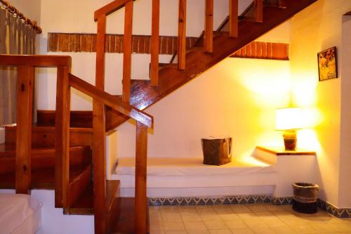 a room with a staircase with a bed and a lamp at Suites Paraiso Tequis in Tequisquiapan