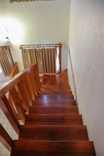 a stairway with wooden stairs in a room at Suites Paraiso Tequis in Tequisquiapan