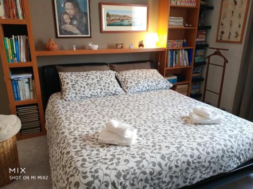 una camera da letto con un letto con due asciugamani sopra di B&B Baggere a Napoli