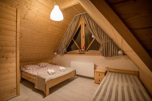 Ein Bett oder Betten in einem Zimmer der Unterkunft Domek Góralski na Gubałówce
