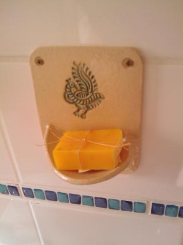 ein Teller Käse auf einer Ablage im Badezimmer in der Unterkunft Hofboddenblick in Kückenshagen