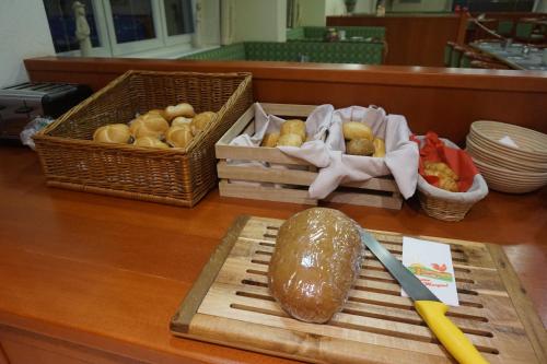a table with two baskets and a loaf of bread at Hotel Untermetzger in Zell am Ziller