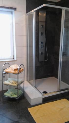 y baño con ducha y mampara de cristal. en Laterndl-Wirt, en Sankt Veit im Pongau