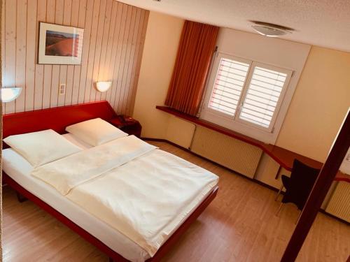 Postel nebo postele na pokoji v ubytování Hotel Lyssach