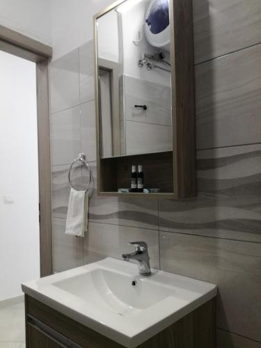 a bathroom with a sink and a mirror at Icthyoessa in Agios Kirykos