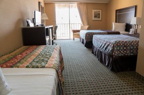 Postel nebo postele na pokoji v ubytování California Inn Barstow
